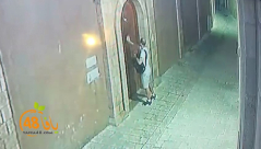 بالفيديو: مشتبه يرسم شعارات "الصليب المعكوف" على أحد الأبواب بالبلدة القديمة بيافا